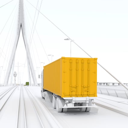 Ein LKW fährt über eine Brücke.