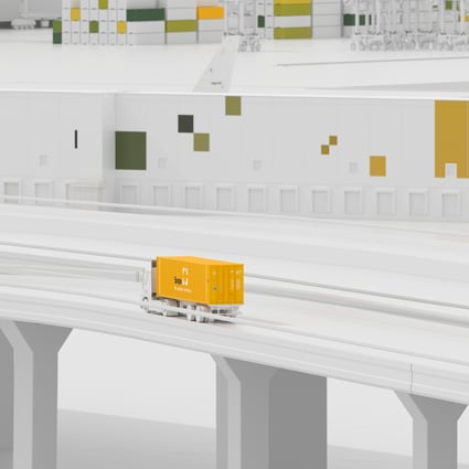 Ein LKW fährt über eine Brücke. Auf dem Container des LKWs ist das Scope Logo bedruckt.