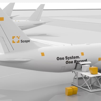 Das Heck eines Frachtflugzeuges ist mit dem Scope Logo bedruckt. Darunter der Schriftzug: One System. One Record.